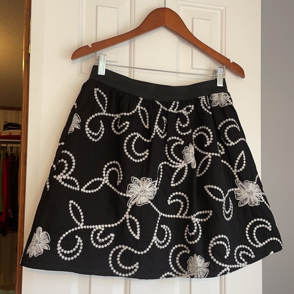 hazel White Embroidered Black A-line Skirt | M - Picture 2 of 6